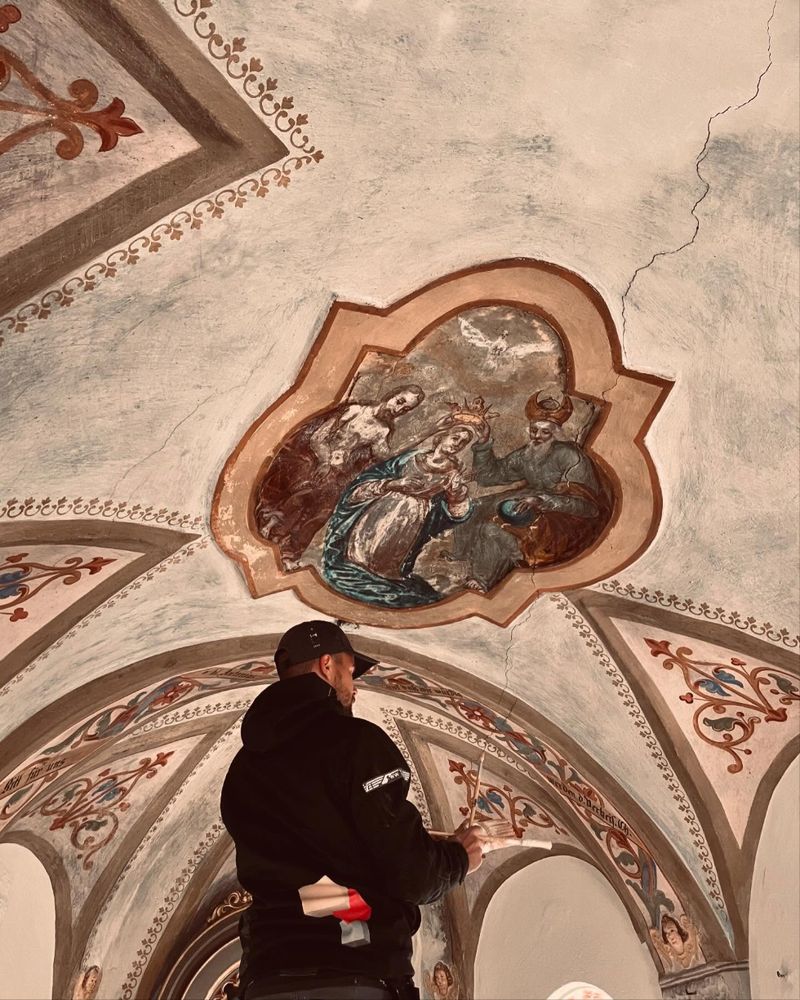 Restaurierung einer Deckenmalerei im Kirchengewölbe – Beitrag auf Instagram